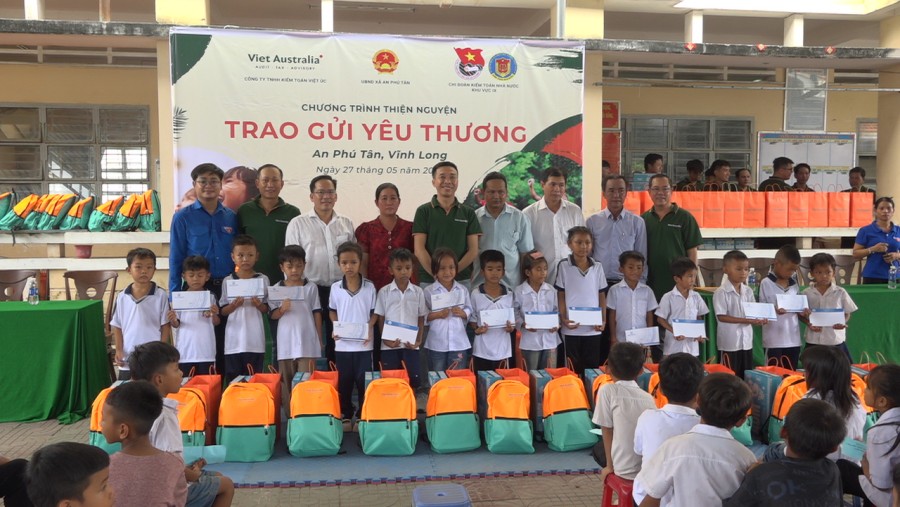 Công ty TNHH Kiểm toán Việt Úc và Chi đoàn Kiểm toán Nhà nước Khu vực IX  tổ chức tặng quà cho học sinh dân tộc thuộc hộ nghèo, cận nghèo và hoàn cảnh khó khăn của Trường Tiểu học Hòa Tân A và Hòa Tân B, xã An Phú Tân.