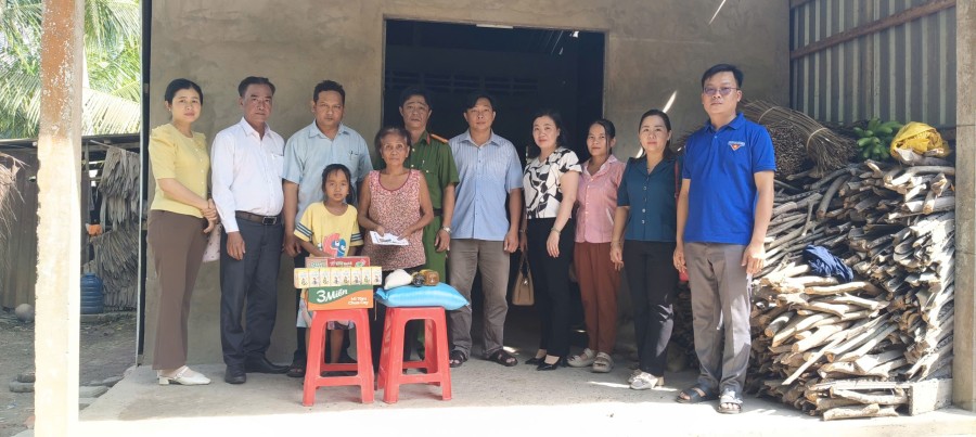 Trường Tiểu học Hòa Tân B phối hợp thăm hỏi, động viên gia đình học sinh có hoàn cảnh khó khăn